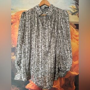 H&M new with tags size M
Leafy floral blouse